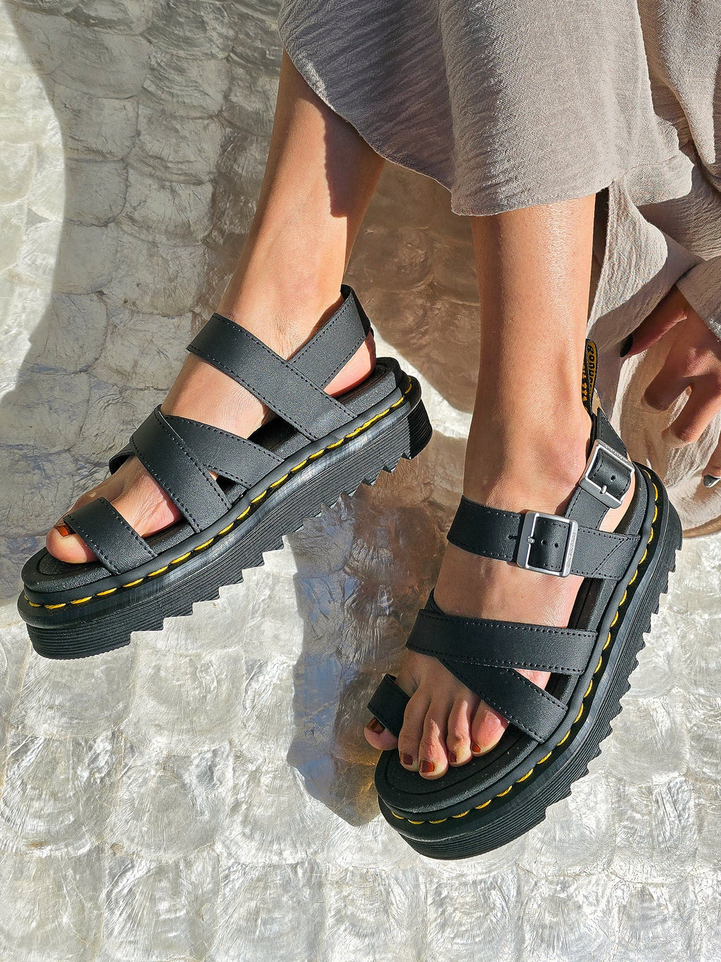 DR. MARTENS AVRY BLACK HYDRO