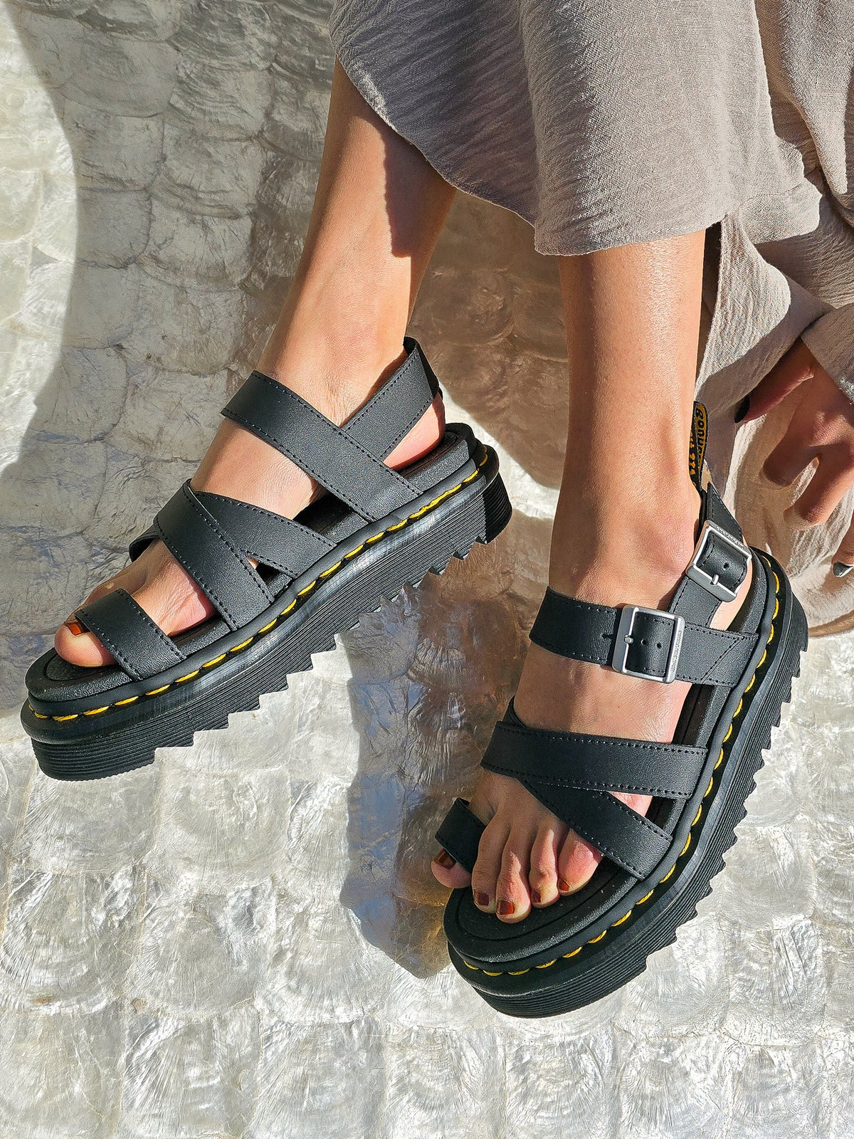 DR. MARTENS AVRY BLACK HYDRO