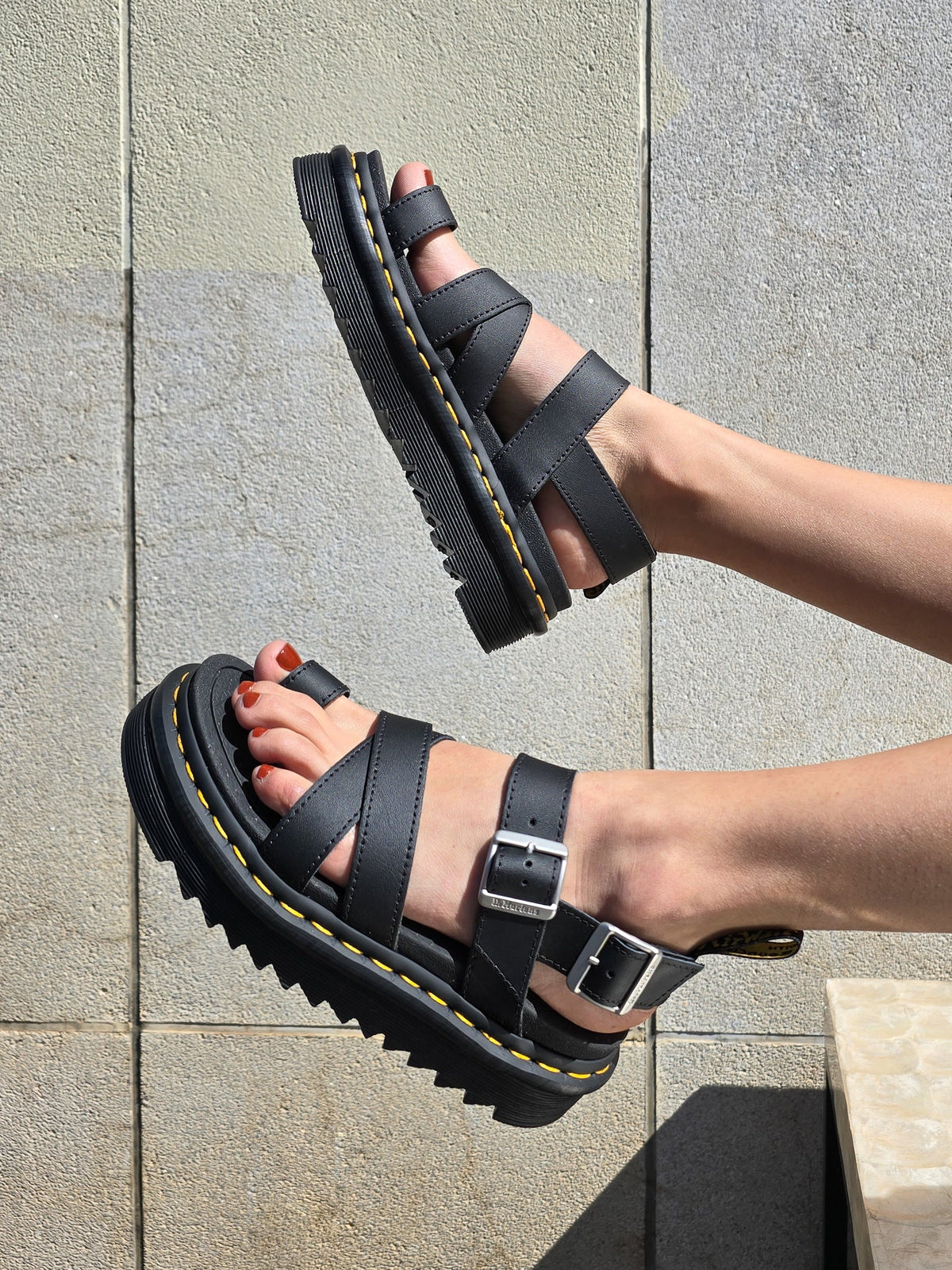 DR. MARTENS AVRY BLACK HYDRO