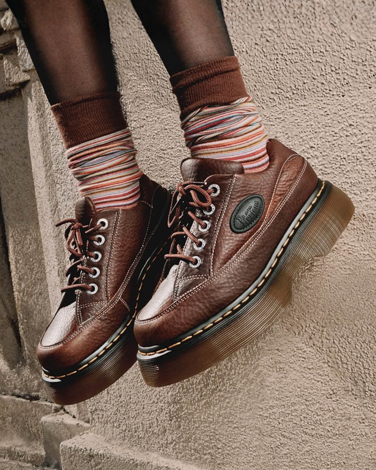 DR. MARTENS BUZZ 5-EYE BROWN