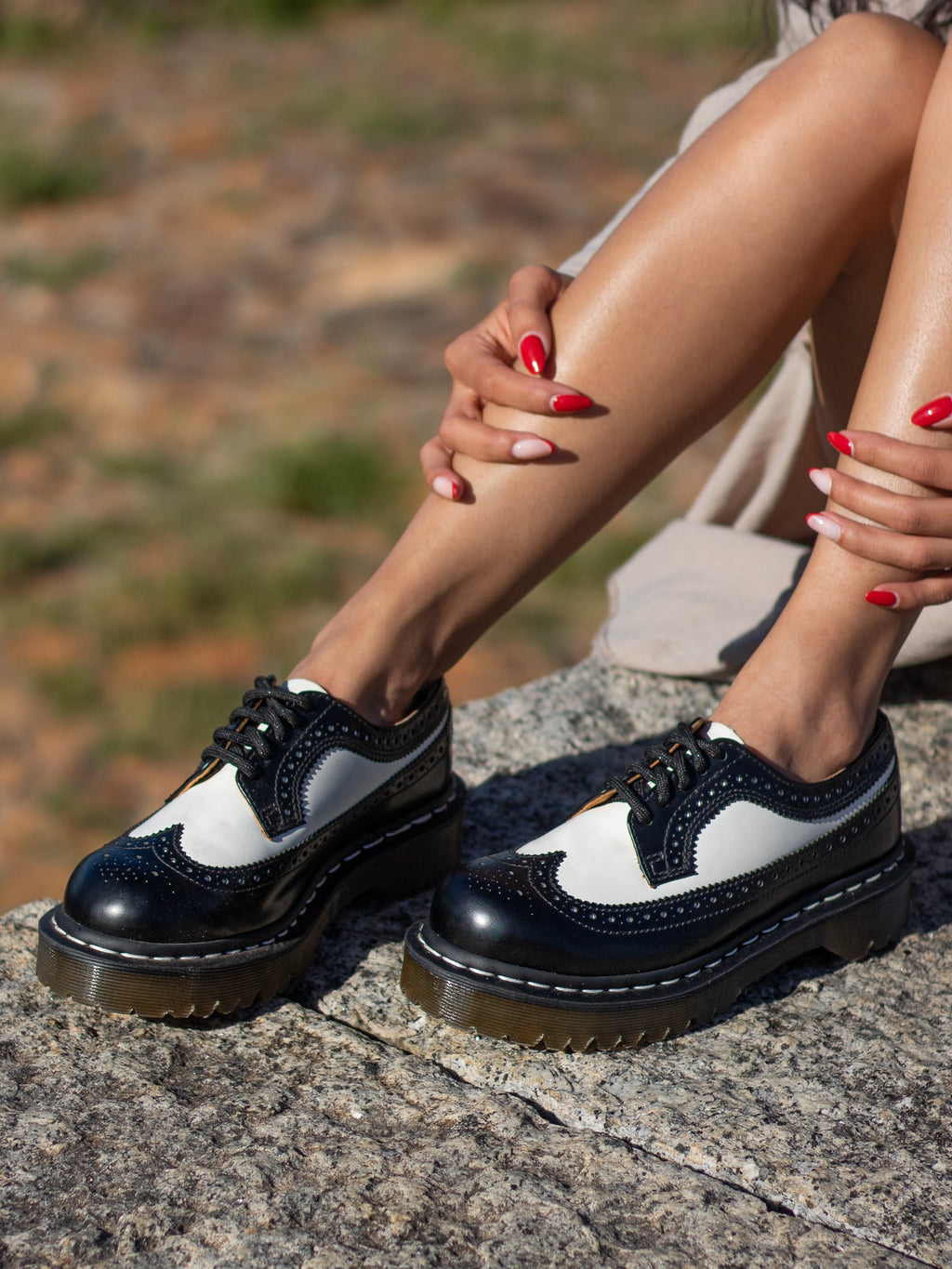 DR. MARTENS 3989 BLACK WHITE