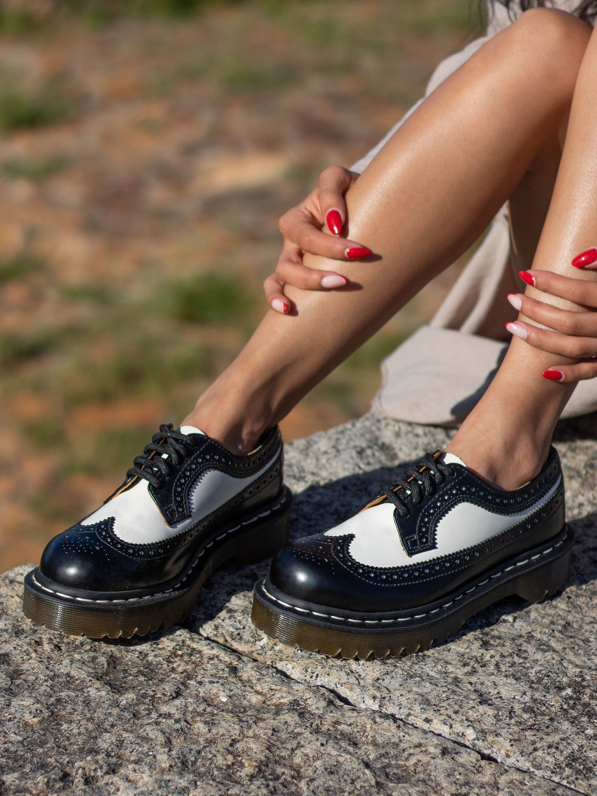 DR. MARTENS 3989 BLACK WHITE