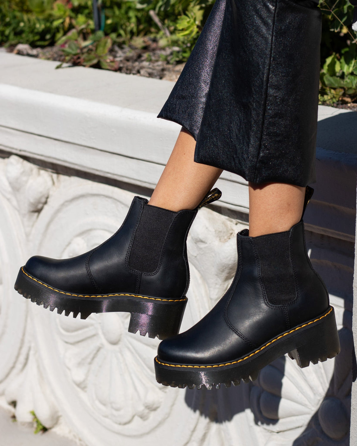 DR. MARTENS ROMETTY BLACK WYOMING