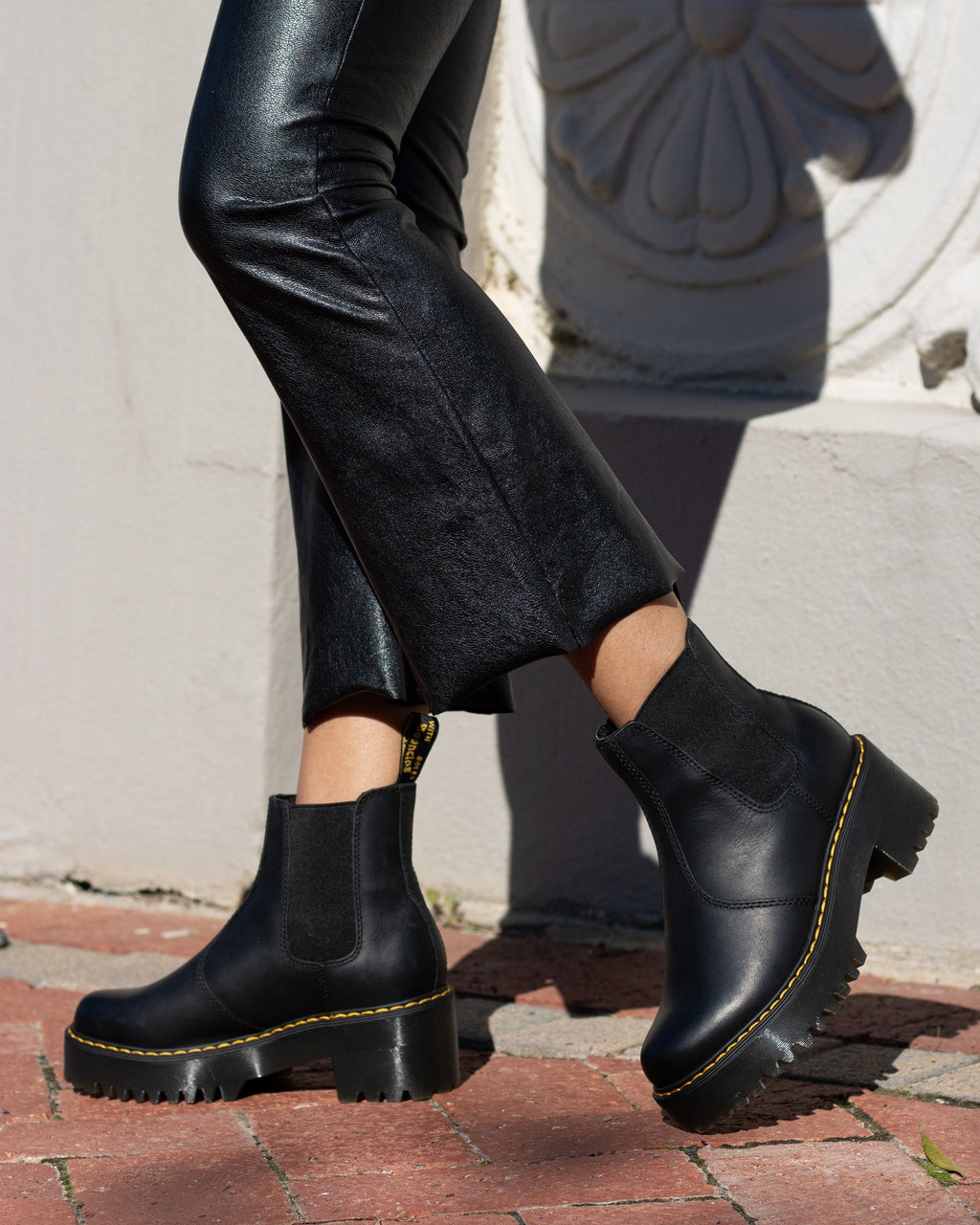 DR. MARTENS ROMETTY BLACK WYOMING