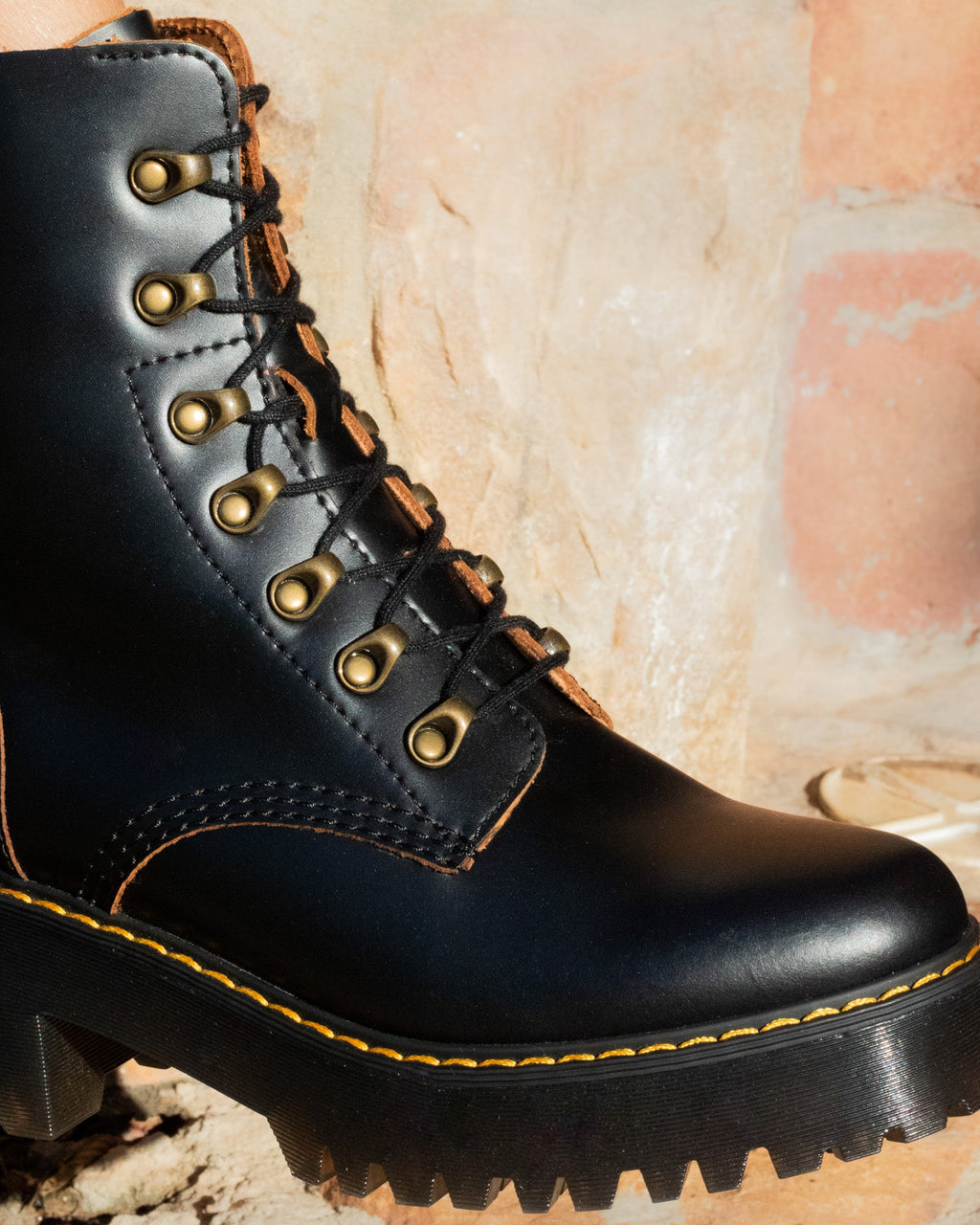 DR. MARTENS LEONA BLACK SMOOTH