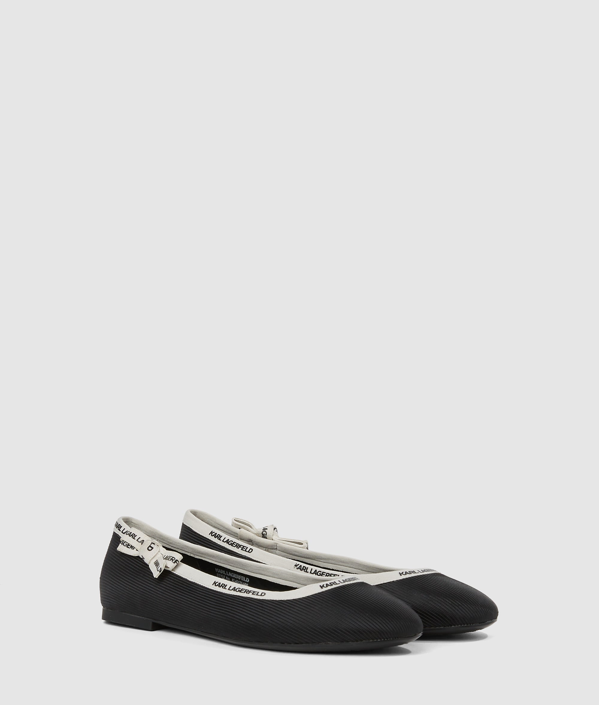 Ribbon collar pumps