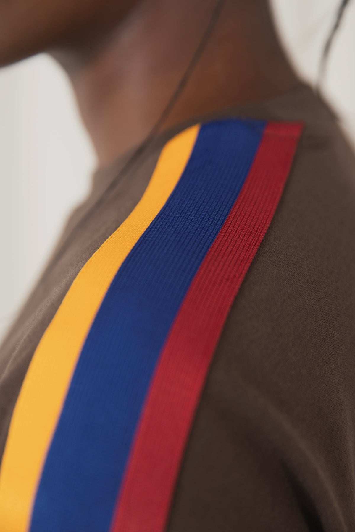 FLAG SHOULDER TAPE  ESPRESSO T-SHIRT