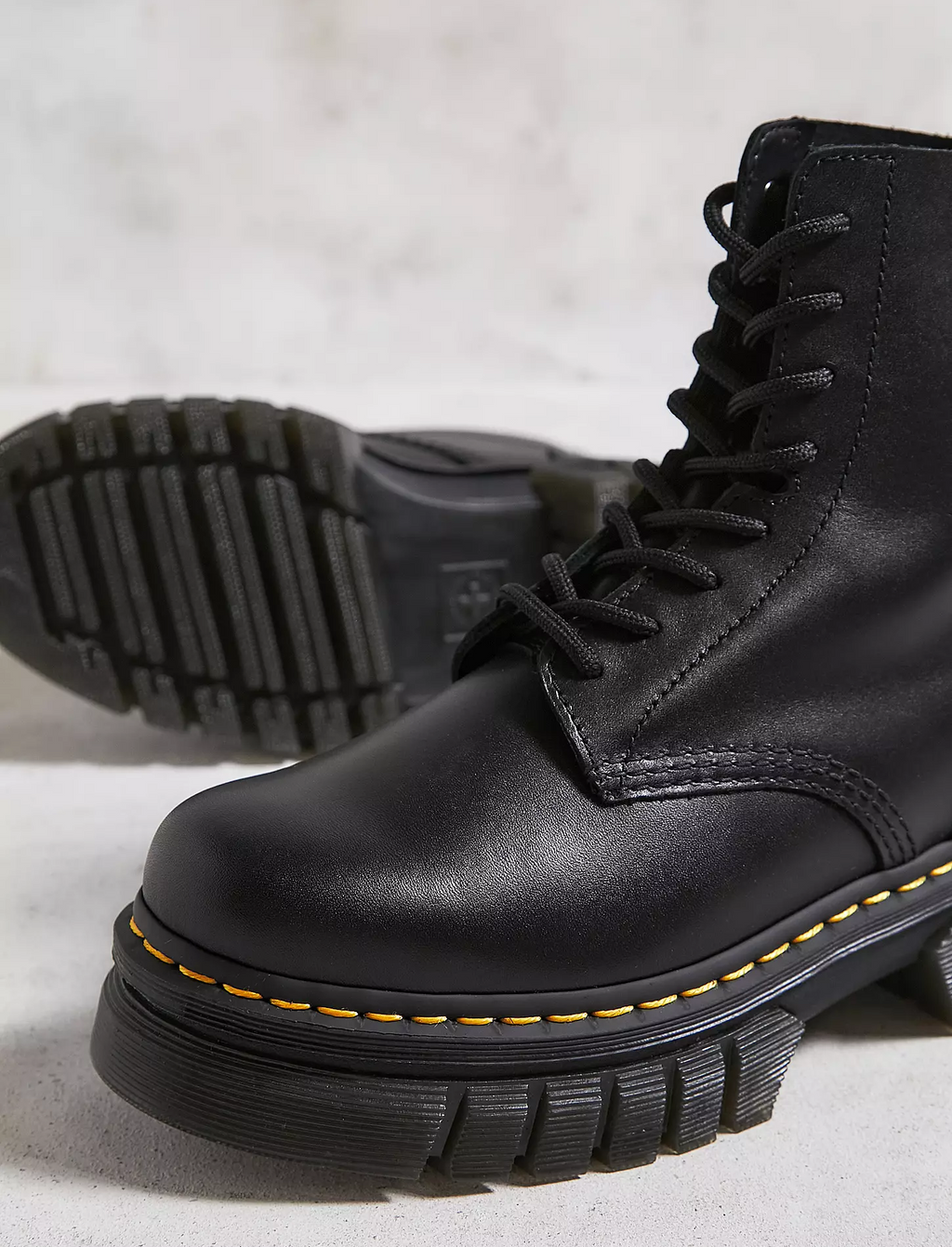 DR. MARTENS AUDRICK LACE-UP