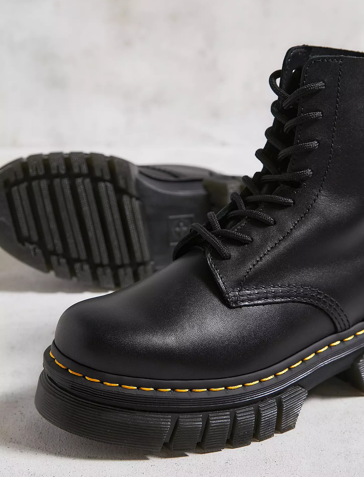 DR. MARTENS AUDRICK LACE-UP
