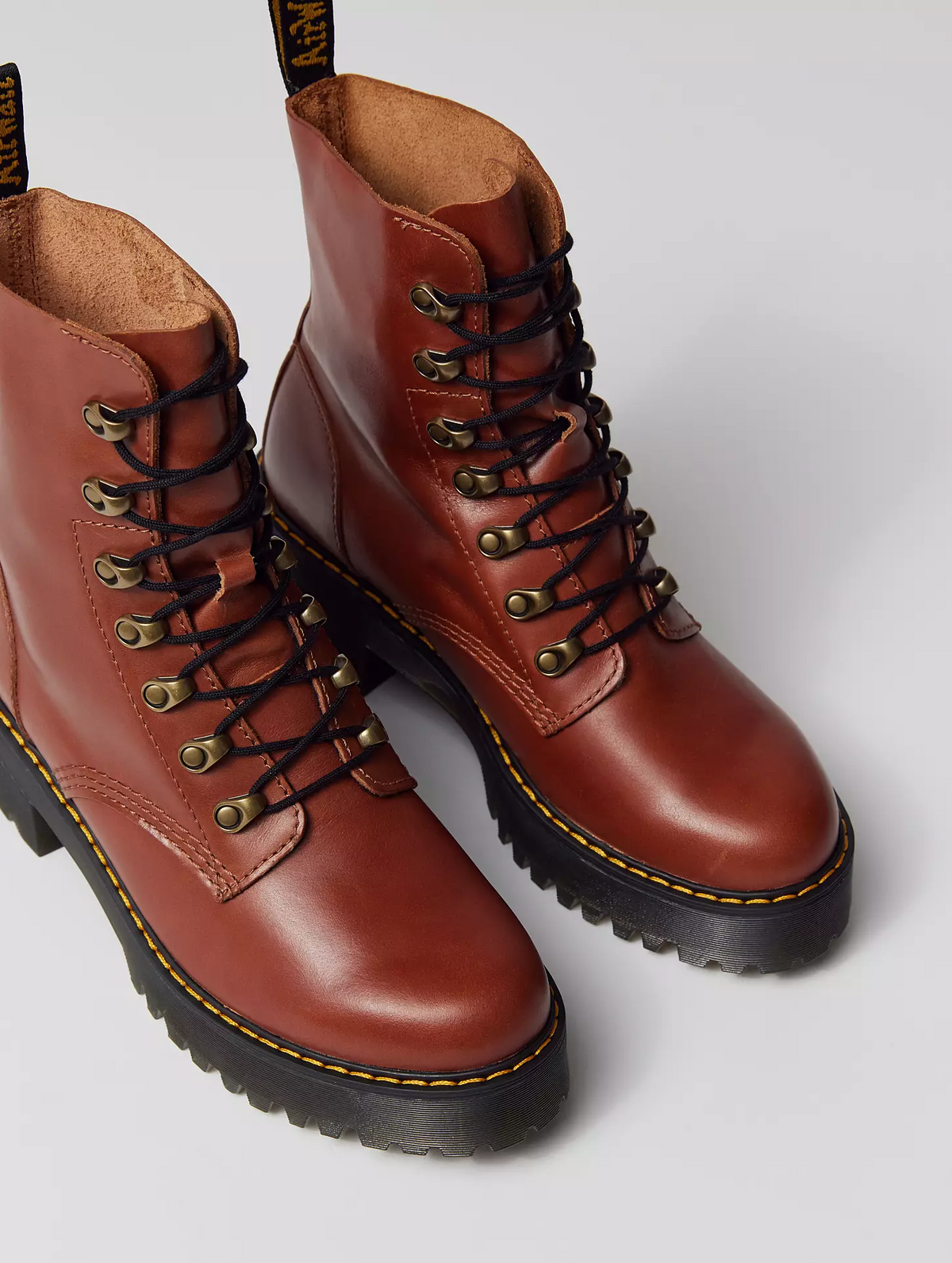 DR. MARTENS LEONA TAN LEATHER