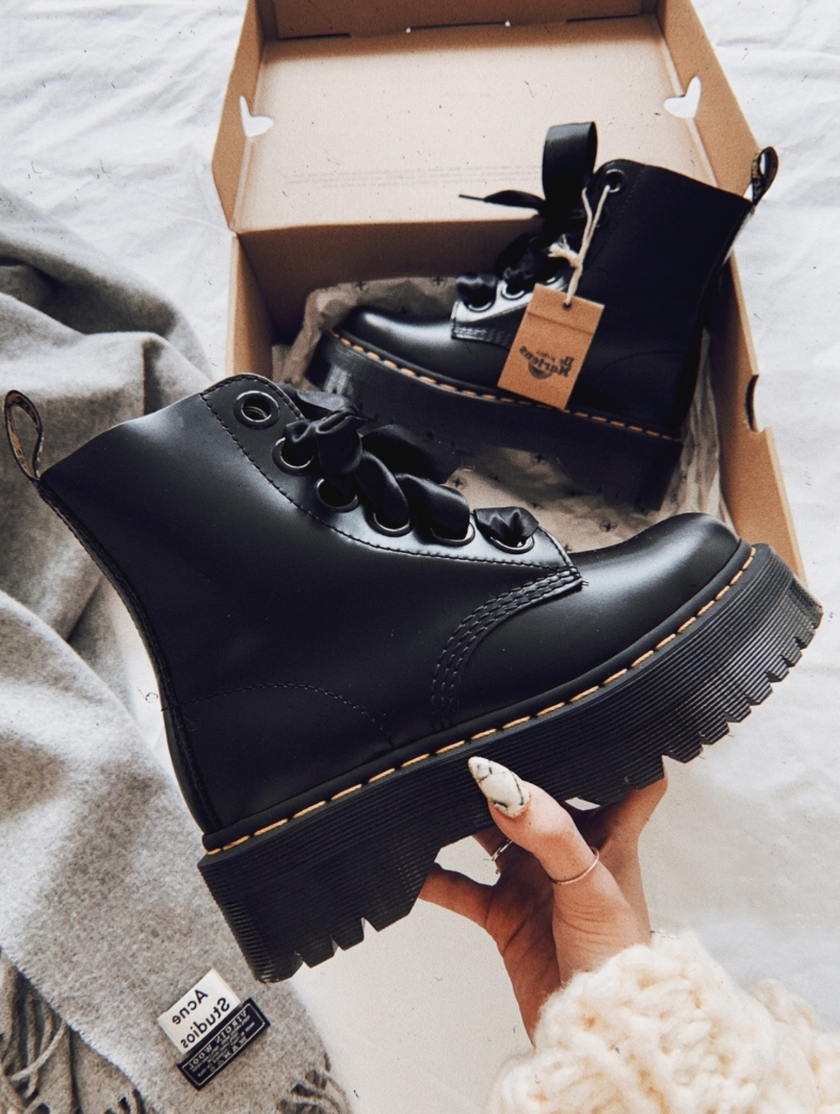 DR. MARTENS MOLLY BLACK BUTTERO